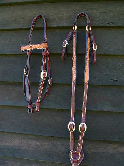 P1170863.JPG - Matching set bridle and Aussie stockmans breastplate with kangaroo hide applique